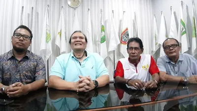 Presiden NPC Indonesia, Senny Marbun (dua dari kiri) menyampaikan penundaan APG 2020 Filipina di Kantor NPC Indonesia, Solo, Jawa Tengah, Selasa (11/2/2020). (Budi Cahyono)