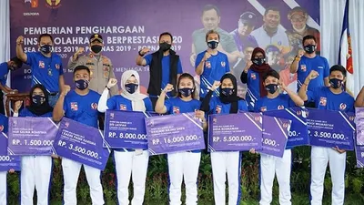 Kepala Dinas Pemuda dan Olahraga (Dispora) Kota Bogor, Herry Karnadi, menunaikan janji untuk mengganjar para atlet berprestasi di Kota Bogor dengan bonus/ dok