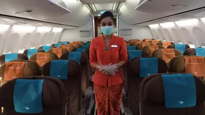 Pramugari Garuda Indonesia akan menyambut penumpang dengan menerapkan protokol kesehatan yakni menggunakan sarung tangan, masker, dan menjagak jarak. (Ayojakarta.com/Husnul Khatimah)