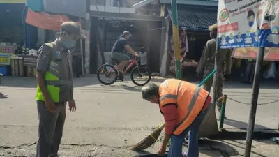 Abai Protokol Kesehatan, Puluhan Orang Dihukum Bersihkan Pasar Warakas (dok. utara.jakarta.go.id)