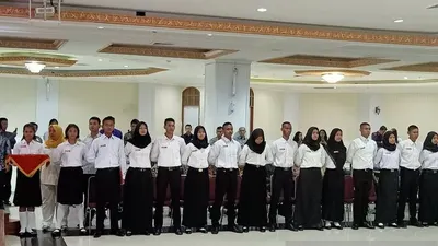 Anggota Paskibraka Nasional formasi 2019 berbaris di ruang Auditorium Kementerian Pemuda dan Olahraga Jakarta saat menjalani pembukaan pelatihan oleh Menpora, Imam Nahrawi, Jumat (26/7/2019). ANTARA/Andi Firdaus/aa