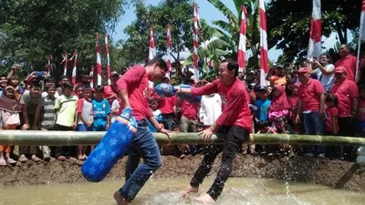 Bima Arya lomba gebuk bantal bersama warga