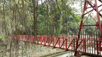 Jembatan Merah Kebun Raya Bogor (Kemendikbud)