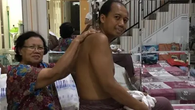 Sutopo Purwo Nugroho bersama sang ibu. (Instagram)