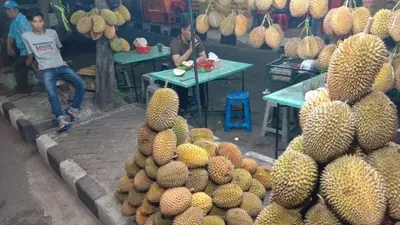 Seorang penjual durian menunggu kedatangan pembeli di sentra kuliner durian di Mangga Besar, Jakarta Barat, Senin (8/7/2019).