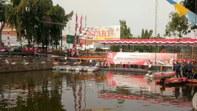 Pemkot Jakarta Pusat mengadakan lomba dayung memeriahkan HUT Ke-74 RI di Kali Pasar Baru, Jakarta, Jumat (16/8/2019). (ANTARA News/Dewa Wiguna)