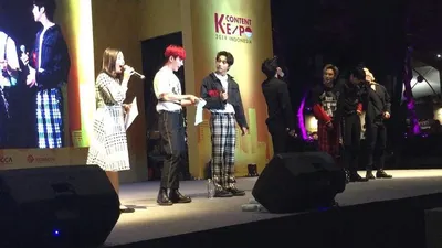 IN2IT yang tampil casual kembali berinteraksi dengan para fansnya yang hadir di Tribeca Park, Mall Central Park, Jakarta Barat, Sabtu (5/10/2019)/Ayojakarta.com