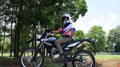 Abrina WK mencoba ketangguhan Yamaha WR 155. (dok)