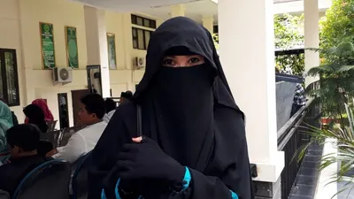 Istri Caisar YKS, Indadari Mindrayanti, dijumpai usai sidang putusan cerainya di Pengadilan Agama Depok, Jawa Barat, Selasa (16/1/2018).(Kompas.com/Andi Muttya Keteng)