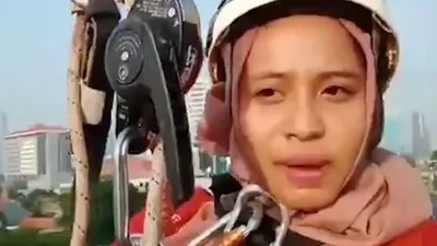 Indah, aktivis Greenpeace yang memanjat Tugu Pancoran