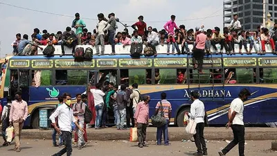 Penumpang menaiki bus yang penuh sesak untuk kembali ke kampungnya sebelum dimulainya lockdown oleh pemerintah negara bagian Bengal Barat untuk membatasi penyebaran penyakit coronavirus (COVID-19), di Kolkata, India, Selasa (23/3/2020). (REUTERS/Rupak De Chowdhuri)