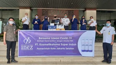 Wakil Walikota Jakarta Selatan, Isnawa Adji di Kantor Walikota Jakarta Selatan saat acara serah terima sumbangan hand sanitizer dari Inez Kosmetik