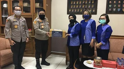 Serah terima bantuan hand sanitizer dari Inez Kosmetik kepada Mabes Polri