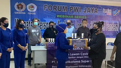 Penyerahan bantuan 500 pcs hand sanitizer dari Inez Kosmetik kepada PWI Jaya, Rabu (17/6/2020)