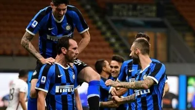 Para pemain Inter Milan merayakan gol Diego Godin ke gawang Torino dalam laga lanjutan Serie A pekan ke-32 di Stadion Guiseppe Meazza, Selasa (14/7/2020) dini hari WIB. (Foto: AFP/Miguel Medina)