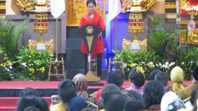 Ibu Negara Iriana Joko Widodo membuka acara bazaar amal ke-52 yang diselenggarakan Women's International Club (WIC) di Balai Sidang Jakarta (JCC), Rabu (11/12/2019)/Antaranews