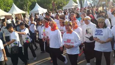 Peringati Hari Ibu, Iriana Jokowi Hingga Istri Para Menteri Ikut Jalan Sehat di GBK
