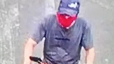 Sosok cabul bertopeng merah yang lecehkan istri Isa Bajaj. Pria cabul itu menutup mukanya pakai kain merah.