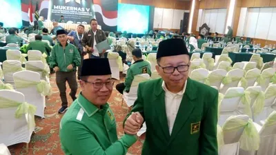 Sekjen PPP Muktamar Jakarta Sudarto dan Sekjen PPP Muktamar Pondok Gede Arsul Sani menghadiri Mukernas V PPP di Hotel Sahid Jaya, Jakarta (Republika/Nawir Arsyad Akbar)