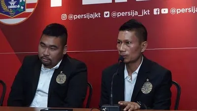 Pemain senior Persija Jakarta, Ismed Sofyan (kanan). (Persija.id)