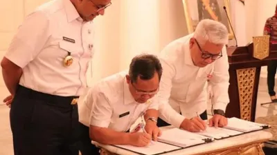 Gubernur Anies Baswedan menyaksikan PKS antara Dinas Lingkungan Hidup dengan PT Jakarta Propertindo serta Perjanjian Jual Beli Listrik ITF Sunter antara PT PLN dengan PT Jakarta Solusi Lestari di Balai Kota, Rabu (16/10/2019)/Dinas LH DKI