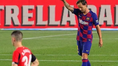 Gelandang Barcelona, Ivan Rakitic usai mencetak gol ke gawang Athletic Bilbao pada laga Liga Spanyol 2019/2020 di Camp Nou, Barcelona, Rabu (24/6/2020) dini hari WIB. [Pau BARRENA / AFP]
