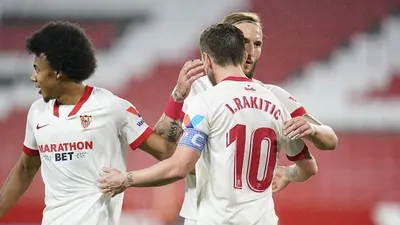 Kapten Sevilla, Ivan Rakitic mendapatkan sambutan hangat dari rekan setim usai mencetak gol ke gawang mantan klubnya, Barcelona di leg pertama semifinal Copa del Rey. (Twitter Sevilla)