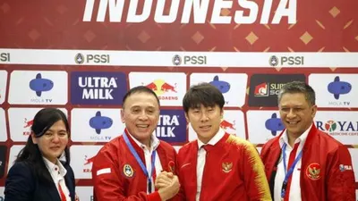 Ketua Umum PSSI Mochamad Iriawan (kedua kiri) berjabat tangan dengan Pelatih Timnas Indonesia senior yang baru Shin Tae-Yong (kedua kanan) saat perkenalan di Stadion Pakansari, Cibinong, Bogor, Jawa Barat, Sabtu (28/12). (Antara Foto/Yulius Satria Wijaya)