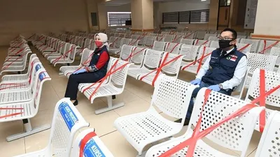 Gubernur Jawa Barat Ridwan Kamil saat duduk di kursi oengunjung di RS Hasan Sadikin Bandung. (dok Humas Pemprov Jabar)