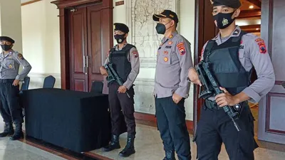 Polisi bersenjata lengkap berjaga di pintu masuk ruangan untuk pengundian dan penetapan nomor pasangan calon Pilwakot Solo, di Hotel Sunan, Solo, Jawa Tengah, Kamis (24/9/2020). (ist)