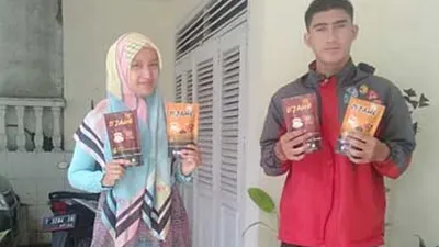 M Zidane Firdaus (kanan) bersama Suci Hendriani (kiri) menunjukan produk D'JaheKing  (Ayopurwakarta/Dede Nurhasanudin)