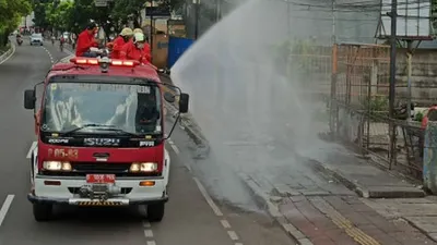 Stasiun Sudirman Hingga Jalan Gunung Sahari Raya Disemprot Disinfektan