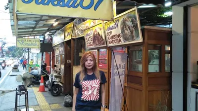 Marliana atau yang biasa disapa Tante Bule, di depan Jaksa 37 yang berlokasi di Jalan Jaksa, Jakarta Pusat/Ayojakarta.com