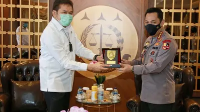 Kapolri Jenderal Listyo Sigit (kanan) bertemu dengan Jaksa Agung ST Burhanuddin di Kantor Kejaksaan Agung pada Rabu (3/2/2021). (dok Humas Polri)