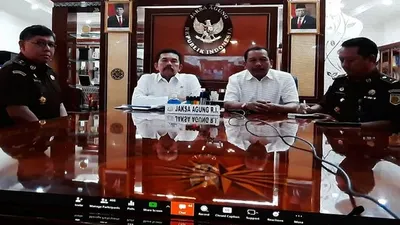 Jaksa Agung Burhanuddin bersama  Jambin Bambang Sugeng Rukmono saat video conference dengan jajarannya  terkait penanggulangan virus corona