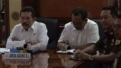 Jaksa Agung Sanitiar Burhanuddin (paling kiri)
