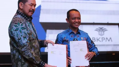 Jaksa Agung ST Burhanuddin bersama Kepala Badan Koordinasi Penanaman Modal Bahlil Lahadalia usai penandatangan MoU di Kejaksaan Agung, Jakarta Selatan, Kamis (20/12/2019)