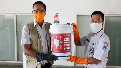 Penyerahan bantuan perlengkapan cuci tangan oleh Pemkot Jaksel. (Dok Pemkot Jaksel)
