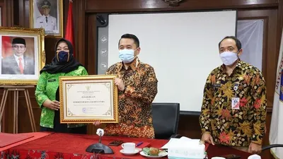 Wali Kota Jakarta utara, Sigit Wijatmoko didampingi Kepala Bagian Hukum Setko Administrasi Jakarta Utara, Siti Sumiyati saat menerima penghargaan sebagai Kota HAM dari Menkumham RI/dok: utara.jakarta.go.id