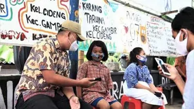 Lurah Cideng, Agus Aripianto, sedang menyambangi anak-anak yang menggunakan fasilitas JakWIFI / pusat.jakarta.go.id