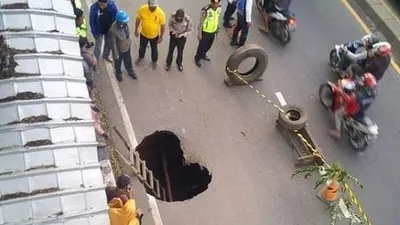 Jalan penghubung kawasan Daan Mogot, Tangerang, arah ke Jakarta ambles pada Minggu (12/1/2020) hingga kedalaman 2,5 meter. Posisi jalan yang amblas terdapat di bawah Jembatan Penyebrangan Orang (JPO) SDN Tanah Tinggi. (Instagram @tmcpoldametro)