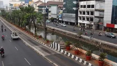 Pengendara jalan melintas di Jalan Gajah Mada dan Hayam Wuruk, Jakarta Barat. (Kompas/Wisnu Widiantoro)