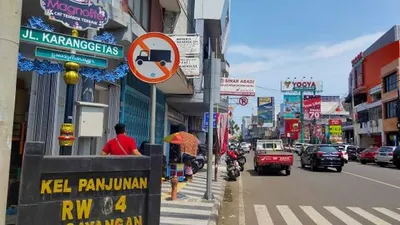 Jalan ramai di Kota Cirebon