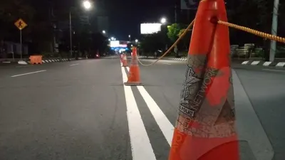 Jalan Pandanaran Kota Semarang setelah ditutup untuk pembatasan mobilitas warga Semarang. (Ayojakarta.com/Budi Cahyono)
