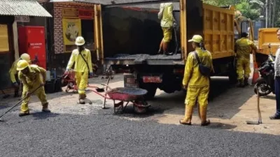 Tindaklanjuti Laporan Warga, Jalan Surabaya Ujung Diaspal Hotmix