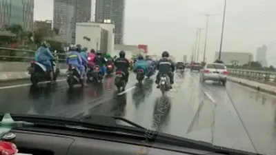 Jalan tol Ir. Wiyoto Wiyono siang ini ramai dilintasi ratusan pengendara motor, Selasa (25/2/2020) (Ayojakarta.com/Hendy Dinata)