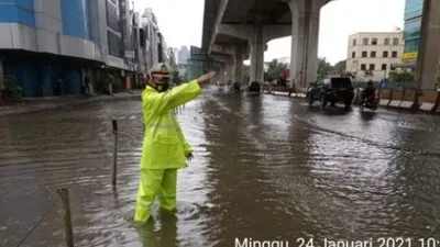 Jalanan di kawasan Kelapa Gading, Jakarta Utara banjir, Minggu (24/1/2021). (@TMCPoldaMetro