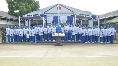 Ketua Cabang-2 Gabungan Jalasenastri Korps Marinir (Lanmar Jakarta), Siti Marsono, memimpin Pertemuan rutin Jalasenastri Cabang-2 Gabungan Korps Marinir di Kesatrian Cilincing, Jakarta Utara, Kamis (21/11/2019). (Dok. Dispen Kormar)