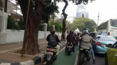 Pelanggaran jalur sepeda di ruas Jalan Diponegoro, Jakarta Pusat (Antara/Livia Kristian)