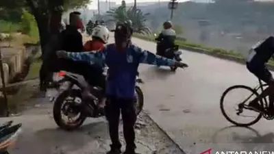 Pengendara melintas di jembatan perbatasan Jakarta Timur-Kota Bekasi menuju Jalan Sisi Banjir Kanal Timur (BKT), Sabtu (25/4/2020). Jalan tersebut dijadikan akses alternatif pengendara yang menghindari pengawasan petugas selama PSBB COVID-19. (Antara/Andi Firdaus)